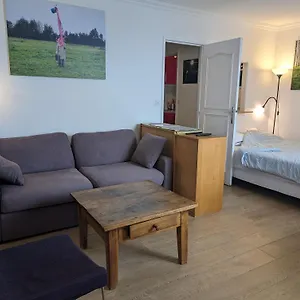 https://large-studio-with-terrace-for-up-to-4-people.fr-paris.fr